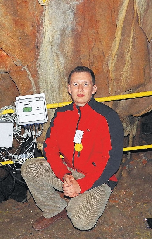 Alexander Gotlíbet (22) pri jaskynnom teplomere, ktorý ukazuje 10,18 stupňa.