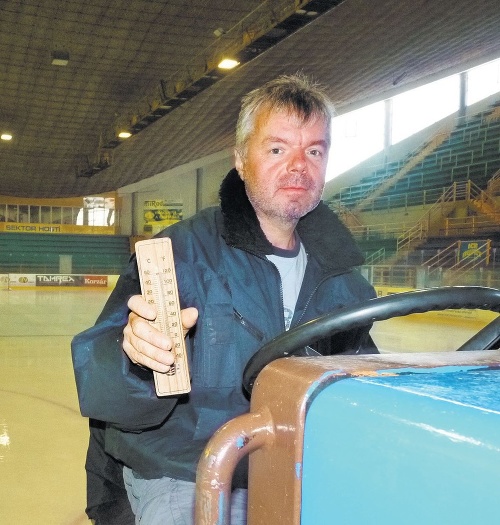 Miroslav Babej upravuje ľad pri teplote 11 °C vo vetrovke. V najhoršom sa to dá vydržať aj v krátkych nohaviciach, dodáva s úsmevom.