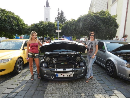 Zdenka (31, vľavo), Ožďany: - Páčia sa  mi dobré autá a pekní chlapi.