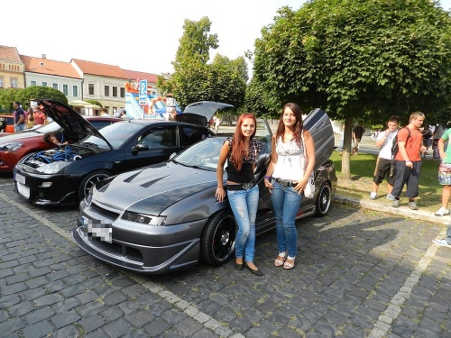 Petra Hodermarszká (17, vľavo) a Zuzana Hochelová (17), Revúca:  - Dobre vyzerá, keď je pekný muž v dobrom aute.