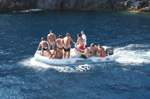 Stačilo vytasiť fotoaparát a z talianskych chlapov padali plavky ako hnilé hrušky.