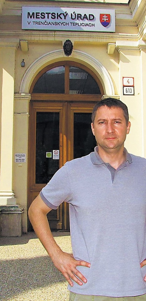 Primátor Trenčianskych Teplíc Štefan Škultéty je zarazený z postoja poslancov.