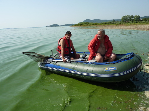 Rudolf Štefančík (51, vľavo) a Ľubomír Dubský (54) z Carp Team Essential Baits I neboli so včerajškom spokojní.