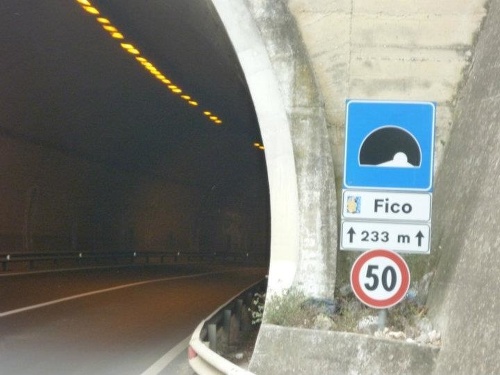 Na Sardínii majú pre pomenovanie svojich tunelov zvláštny vkus.