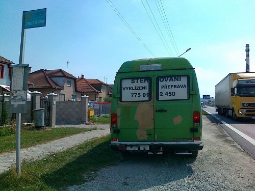 Autobusová zastávka v Bánovciach nad Bebravou. Vidíte dobre, toto autobus nie je!