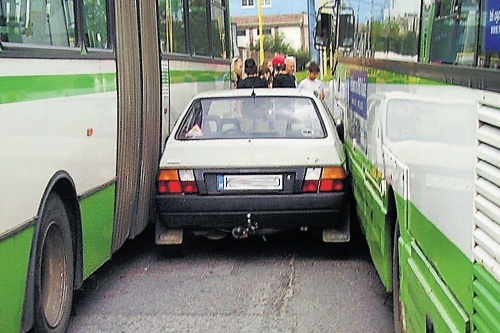 Škoda Favorit zostala na sídlisku Terasa v Košiciach zakliesnená medzi dvomi autobusmi.