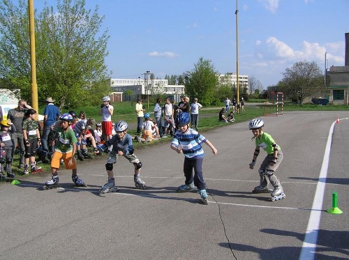 Deti v rámci projektu Šport pre všetkých plávajú, korčuľujú a hrajú bedminton. 