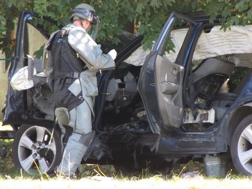 Modré BMW obhliadal policajný pyrotechnik,  nálož sa zrejme nachádzala pod sedadlom vodiča.