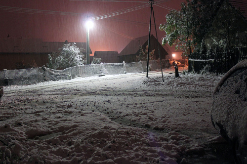 Už v piatok večer snežilo vo Východnej. Podľa čitateľky Ľubice Kováčovej napadlo približne 10 cm snehu.