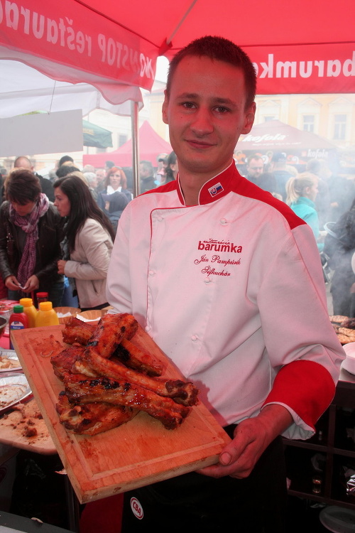 Ján Pampúrik z Reštaurácie Barumka tajil ingrediencie, ktoré pri grilovaní používa.