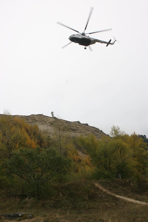 Na prieskum územia bol vyslaný aj vrtuľník. 