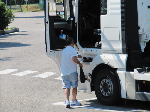  Podvodník sa prihovorí kamionistovi a silou-mocou sa snaží dostať na sedadlo vodiča. Takmer každý mu to dovolí, pretože je milý, usmieva sa a pôsobí dôveryhodne.