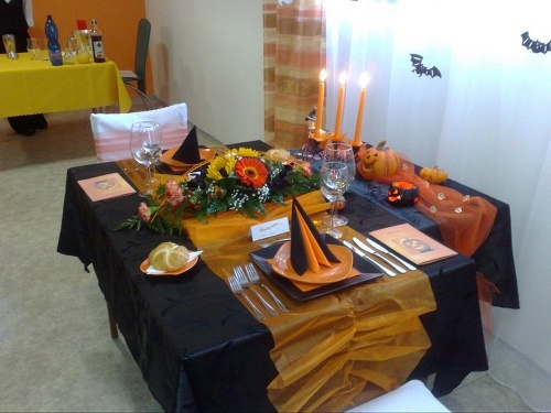 Tradičné halloweenske farby a dekorácia na slovenskom stole.