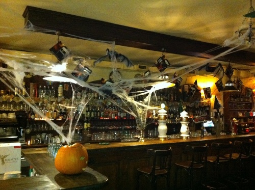 Svetová Bratislava: Halloweenska výzdoba v írskom bare môže konkurovať aj podnikom v zahraničí.