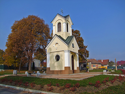 Rok 2011: Okolo kaplnky je park, pozostatky nebožtíkov však ostali v zemi.