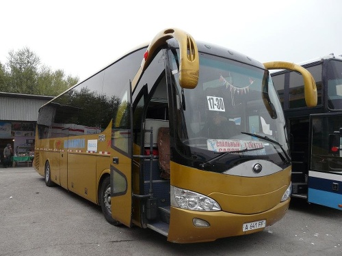 Interiér spacieho autobusu ostro kontrastuje s jeho vonkajším dizajnom.