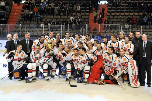 Víťazný tím Slovenska na turnaji o Nemecký pohár v Mníchove s trofejou.