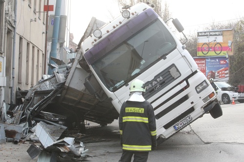 Kamión, ktorý viezol železo mal senecké evidenčné číslo.