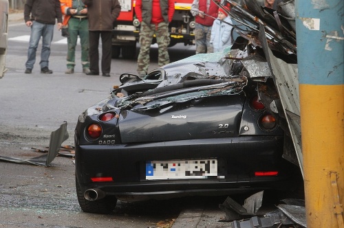 Športový Fiat je úplne zničený.