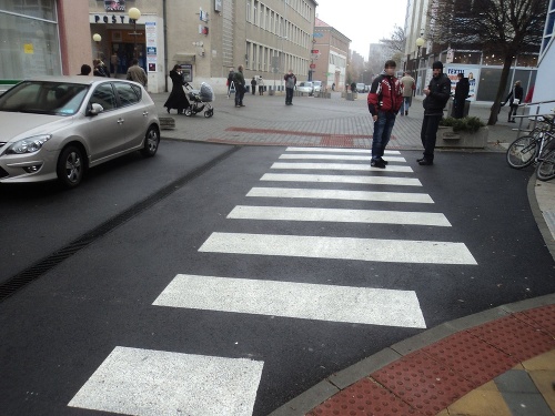 V Topoľčanoch sa ľudia na kurióznom priechode pre chodcov bavia.