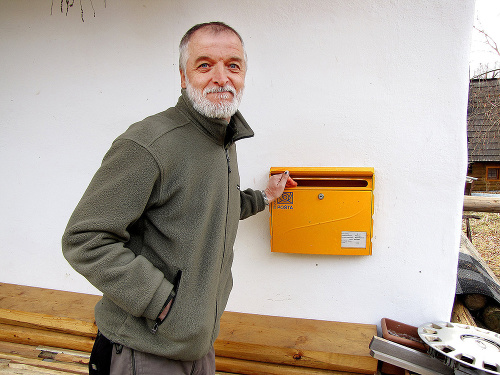  Jedinú poštovú schránku otvárali pred pár rokmi s veľkou slávou. Teraz ju budú chodiť vyberať asi len holuby, hnevá sa Anton Sabucha.
