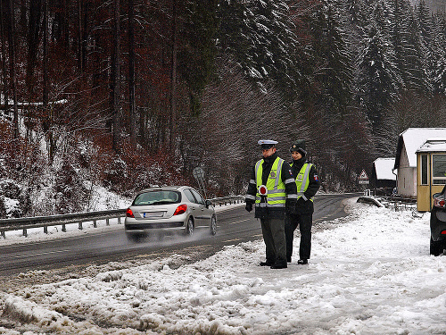 Donovaly. Horský priechod  vo štvrtok uzatvorili a dopravu usmerňovali policajti.