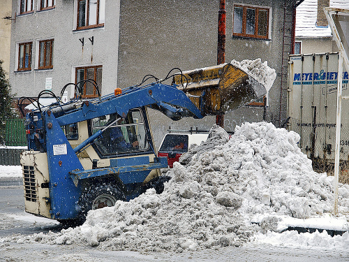 Kremnica. Aj horský priechod Kremnické Bane narobil vodičom problémy. Sneh v Kremnici odpratávali ťažké mechanizmy.