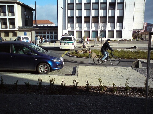 Čitateľovi hneď padlo podozrivé parkovanie policajtov do oka, pár týždňov dozadu na tom istom mieste totiž dostal pokutu.