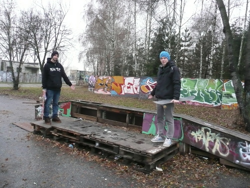 Skejtbordisti Igor (vľavo, 25) a Daniel (vpravo, 24) ukazujú starý a zničený skejtpark.