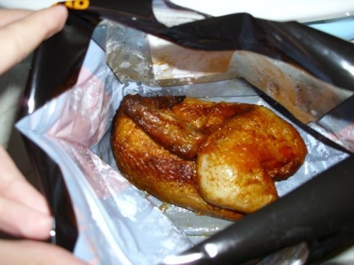 Záhada vyriešená: V tajomnom obale si aj napriek informáciám z etikety hovelo grilované kura.