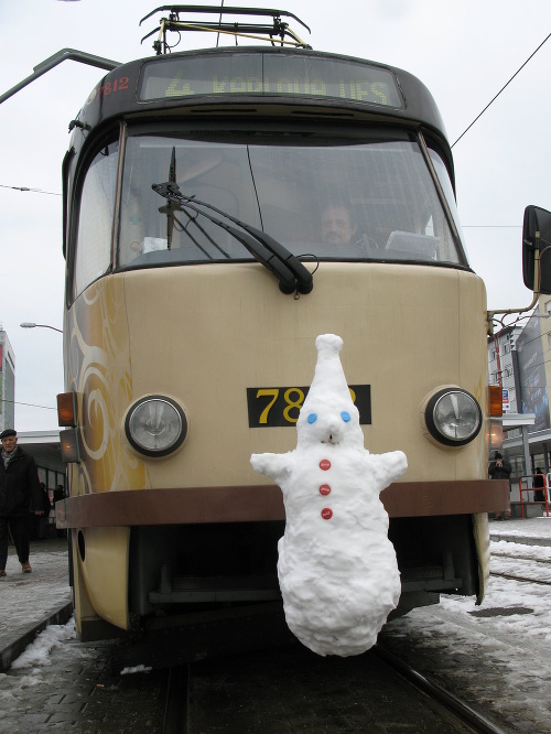 Šoférovi bratislavskej električky robí na cestách spoločnosť roztomilý snehuliak.