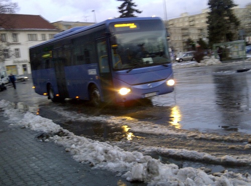 V Novom Meste nad Váhom zápasia so snehom aj autobusári.