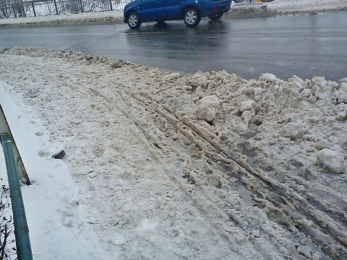 Na cestách po snehu ani chýru, ani slychu, zatiaľ čo chodci riskujú zdravie na neupravených chodníkoch.