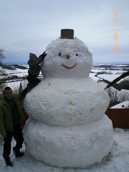 Obrovský snehuliak malého Frederika niekoľkonásobne prevýšil.
