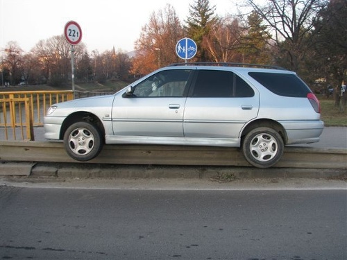 Mladý, iba 19-ročný Nitran si to s autom namieril rovno na zvodidlá.