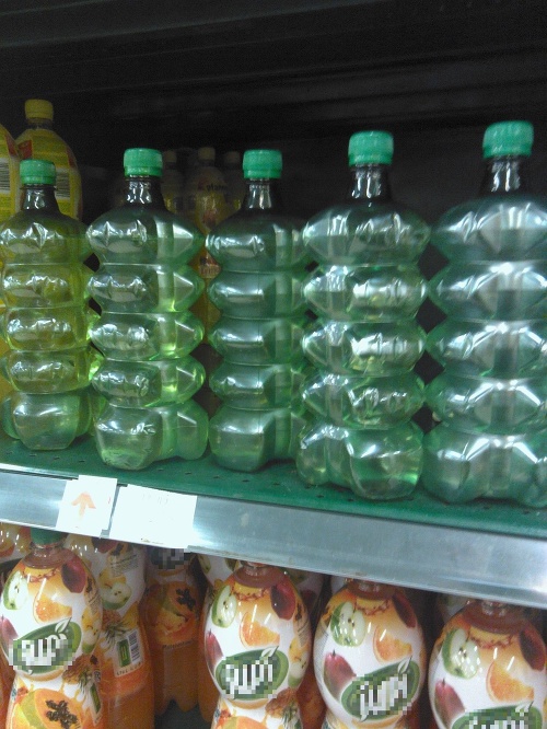 Supermarket bez problémov ponúkal v oddelení nealko nápojov ťažko identifikovateľný nápoj.