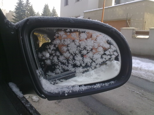 Žilinských -13 °C sa odzrkadlilo aj na spätnom zrkadle auta.