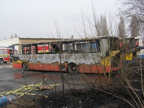 V Piešťanoch zhoreli dva vyradené autobusy.