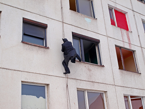 Batman v akcii - šplh po hromozvode.