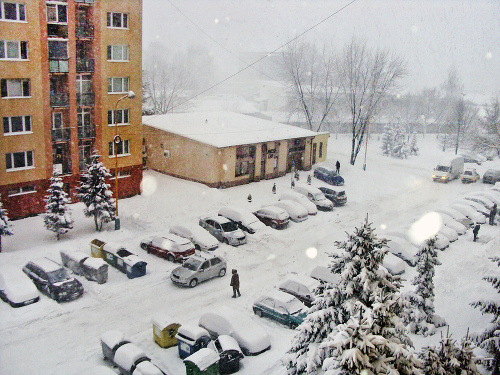 V Prievidzi za štvrtok pripadlo 30 cm nového snehu.