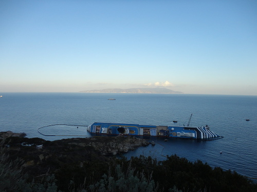 Luxusné plavidlo Costa Concordia narazilo 13. januára na podmorské skaly a prevrátilo sa na bok, keď kapitán urobil nezodpovedný manéver.