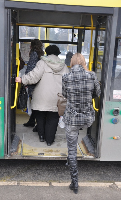 Cestujúci v mestskej doprave sa nemusia obávať vyššieho cestovného.