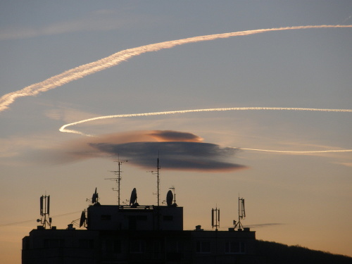 Nad Košicami sa vznášal oblak v tvare UFA. Nádhernú scénu na oblohe zachytil čitateľ Arpád Kováč.