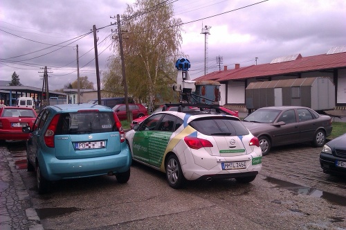 Google auto oddychuje na prievidzkom parkovisku.