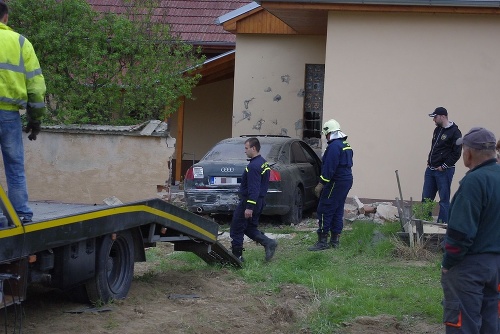 Vodič nezvládol rýchlosť a skončil v múre rodinného domu.