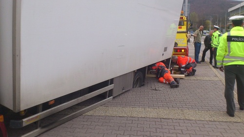 Nákladné zásobovacie auto sa prepadlo do dlažby na Námestí slobody v Banskej Bystrici.