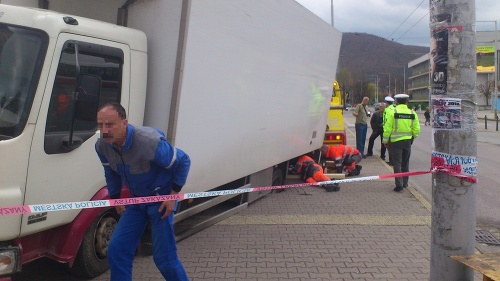 Nákladné zásobovacie auto sa prepadlo do dlažby na Námestí slobody v Banskej Bystrici.