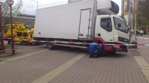 Nákladné zásobovacie auto sa prepadlo do dlažby na Námestí slobody v Banskej Bystrici.