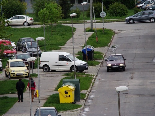 Šofér bielej dodávky zablokoval, čo sa dalo, čo neuniklo ani pozornému oku čitateľa.