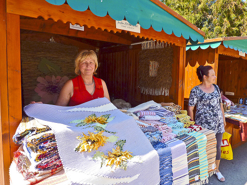 Jozefína Štefančíková (68) z Michaloviec vyrába tkané koberce. 